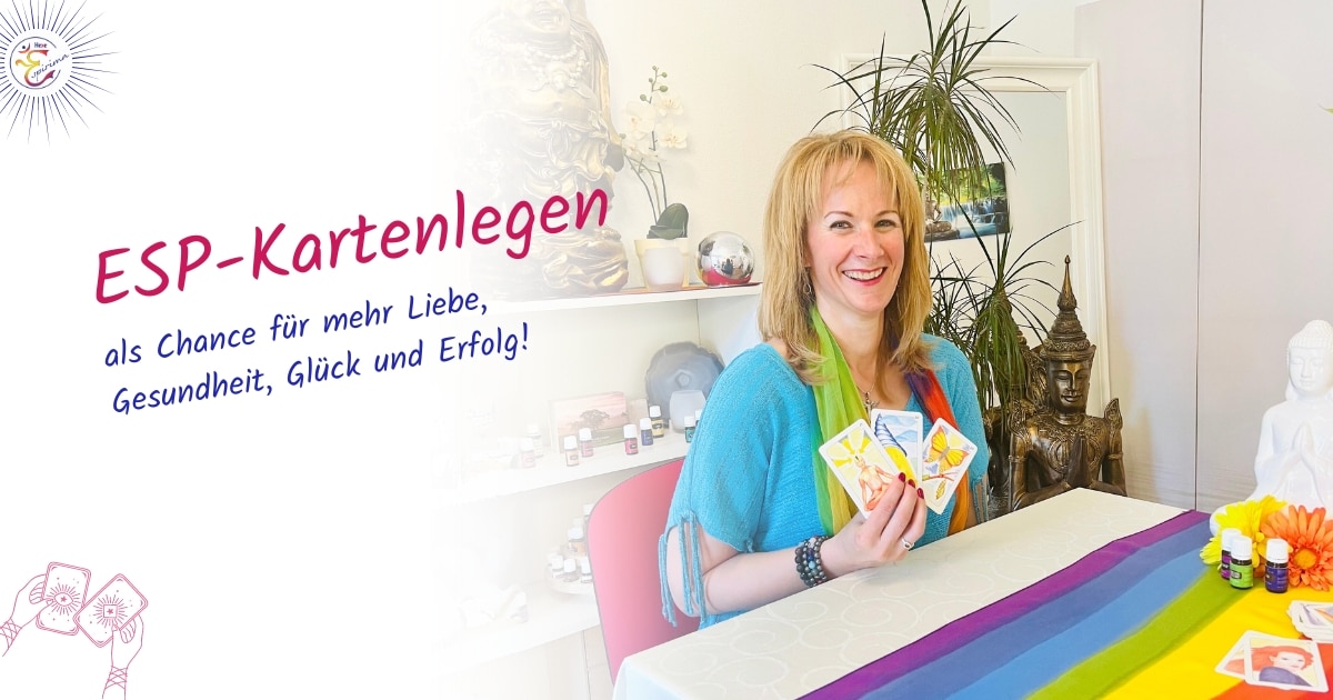 Kartenlegen Online: als Chance für mehr Liebe, Glück und Erfolg! Kartenlegen in Tirol nähe Innsbruck. Freundlich lächelnde Frau - Tirolerhex mit Karten in der Hand